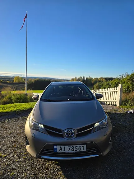 Toyota Auris 2013 photo 2