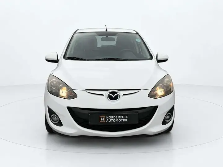 Mazda 2 2011 photo 2