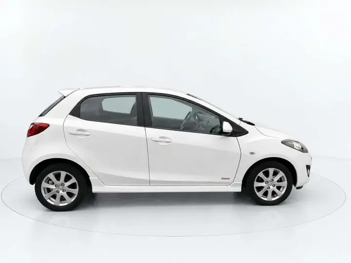 Mazda 2 2011 photo 4