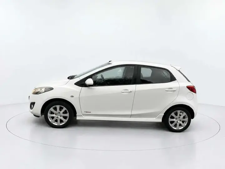 Mazda 2 2011 photo 5