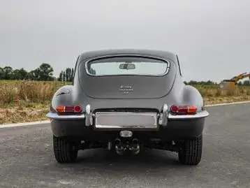 Jaguar E-Type 1968 photo 3