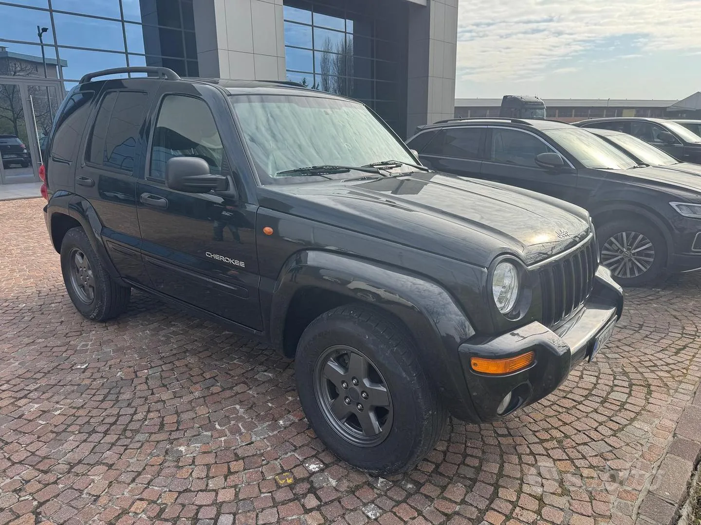 Jeep Cherokee 2023 photo 3