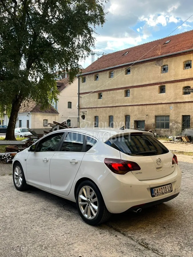 Opel Astra 2010 photo 3