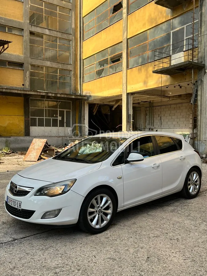 Opel Astra 2010 photo 2