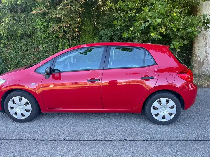 Toyota Auris 2010 photo 2