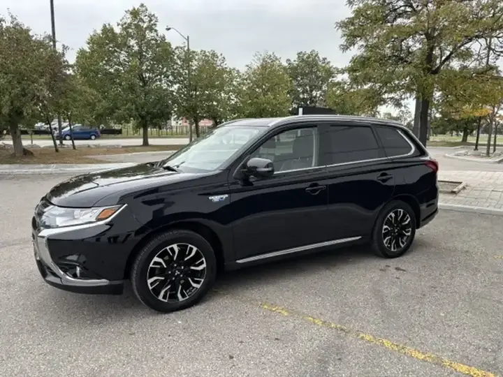 Mitsubishi Outlander 2018 photo 2