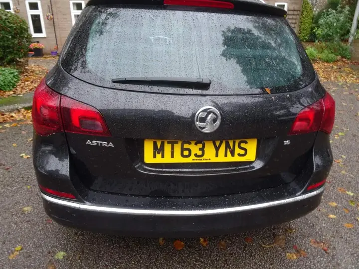Vauxhall Astra 2013 photo 2