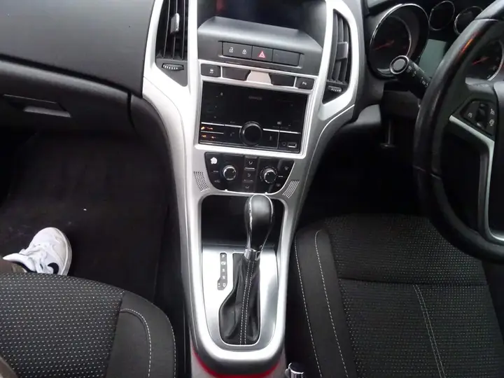 Vauxhall Astra 2013 photo 4