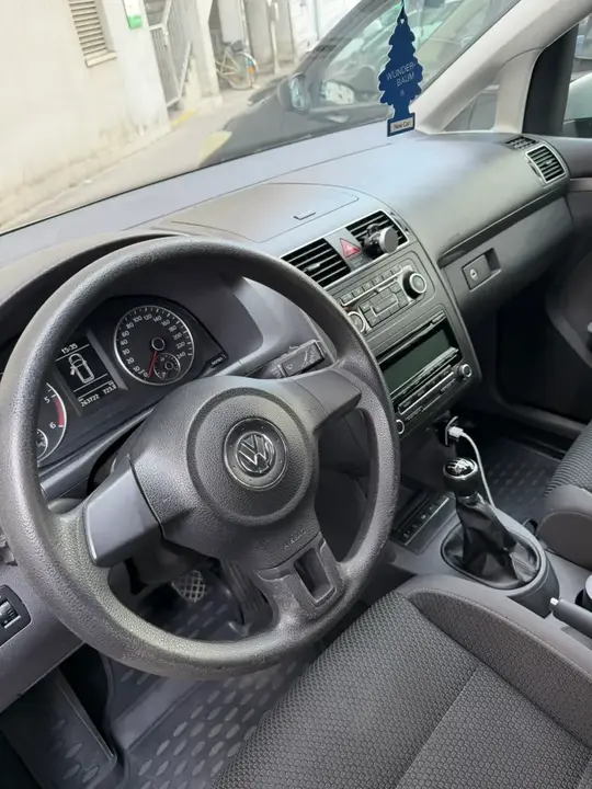 Volkswagen Touran 2011 photo 3
