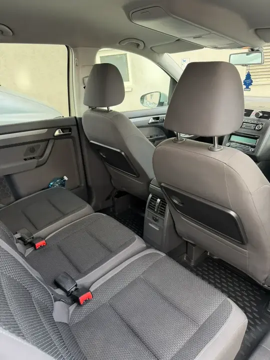 Volkswagen Touran 2011 photo 2