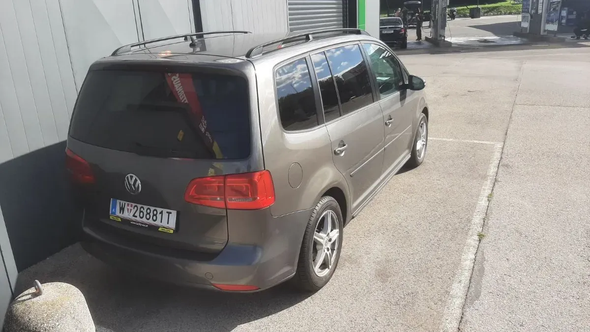 Volkswagen Touran 2011 photo 2