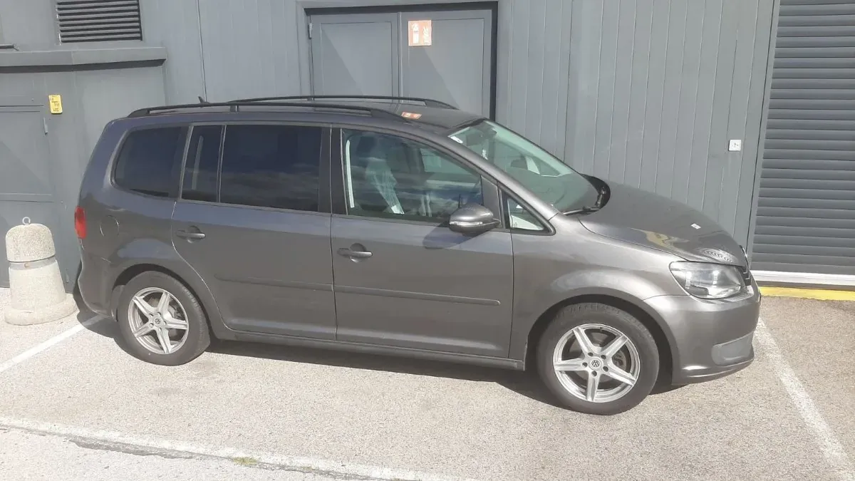 Volkswagen Touran 2011 photo 3
