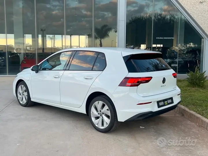 Volkswagen Golf 2025 photo 3