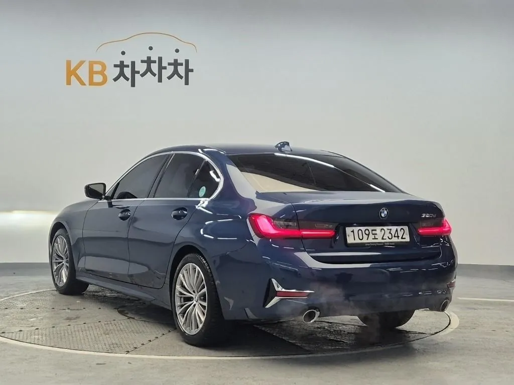 BMW 3 Series 2021 photo 2