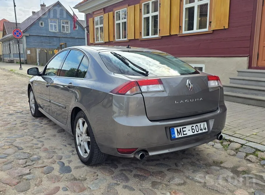 Renault Laguna 2010 photo 2