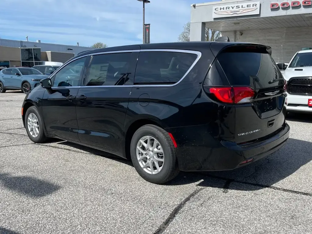 Chrysler Grand Caravan 2026 photo 3