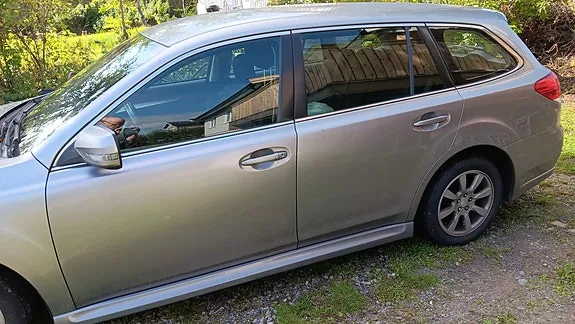 Subaru Legacy 2010 photo 2