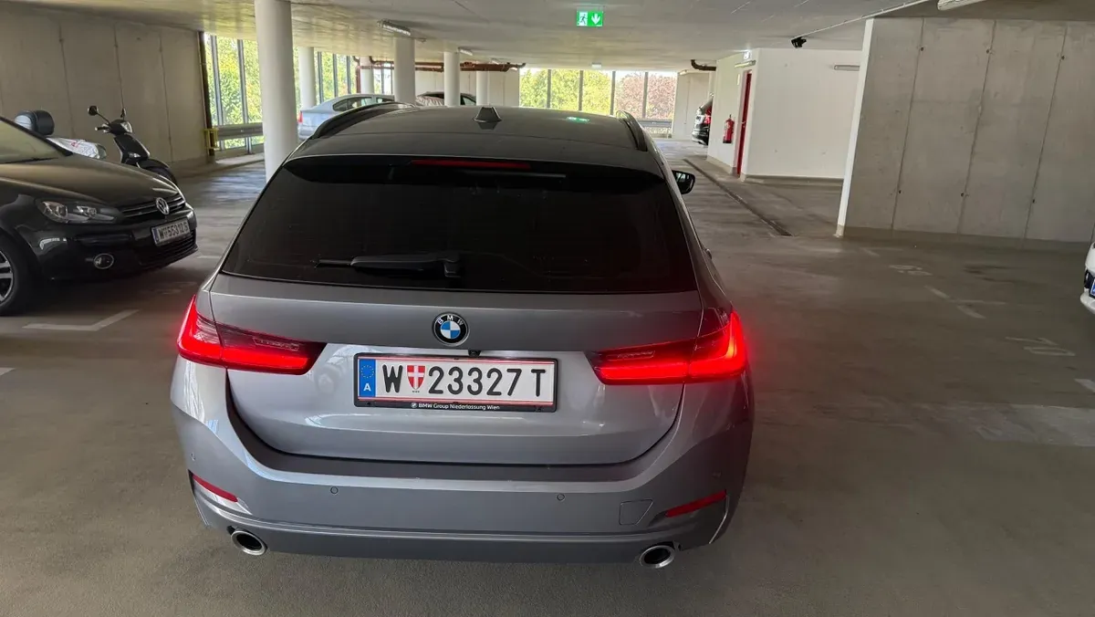 BMW 3 Series 2024 photo 3