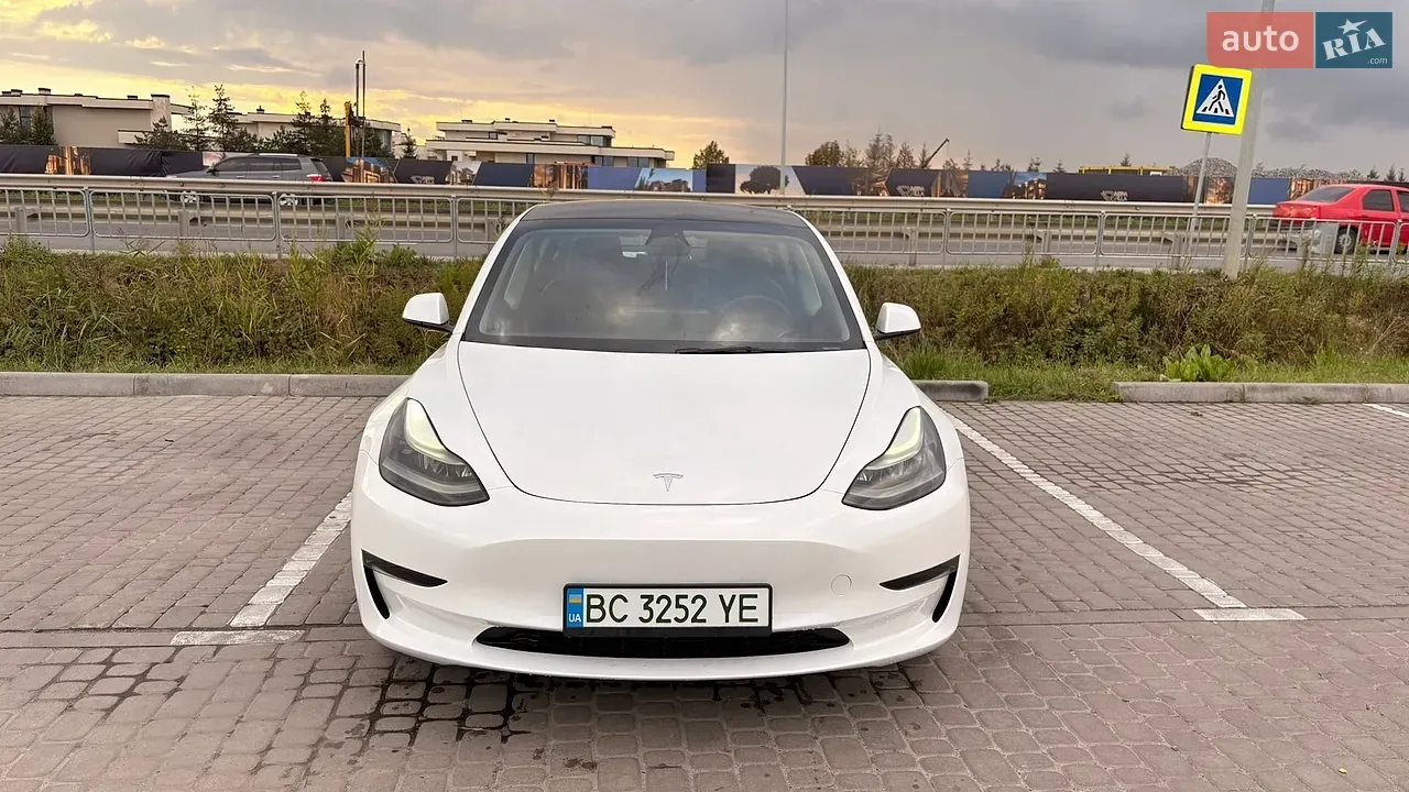 Tesla Model 3 2023 photo 2