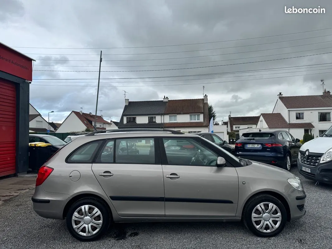Skoda Fabia 2010 photo 2