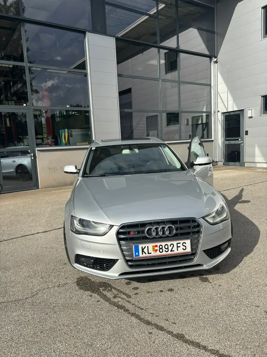Audi A4 2012 photo 2