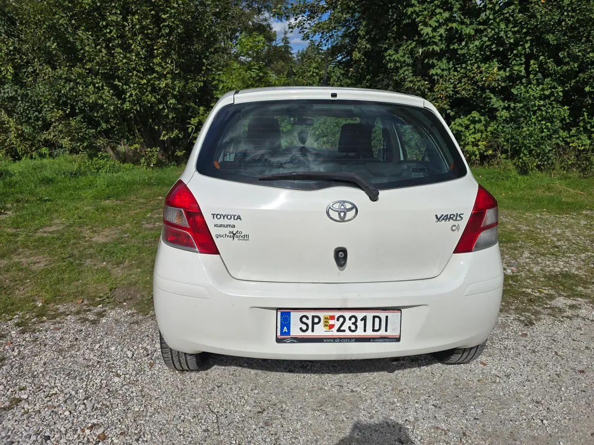 Toyota Yaris 2011 photo 2