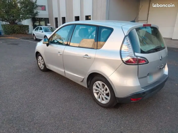 Renault Scenic 2012 photo 3