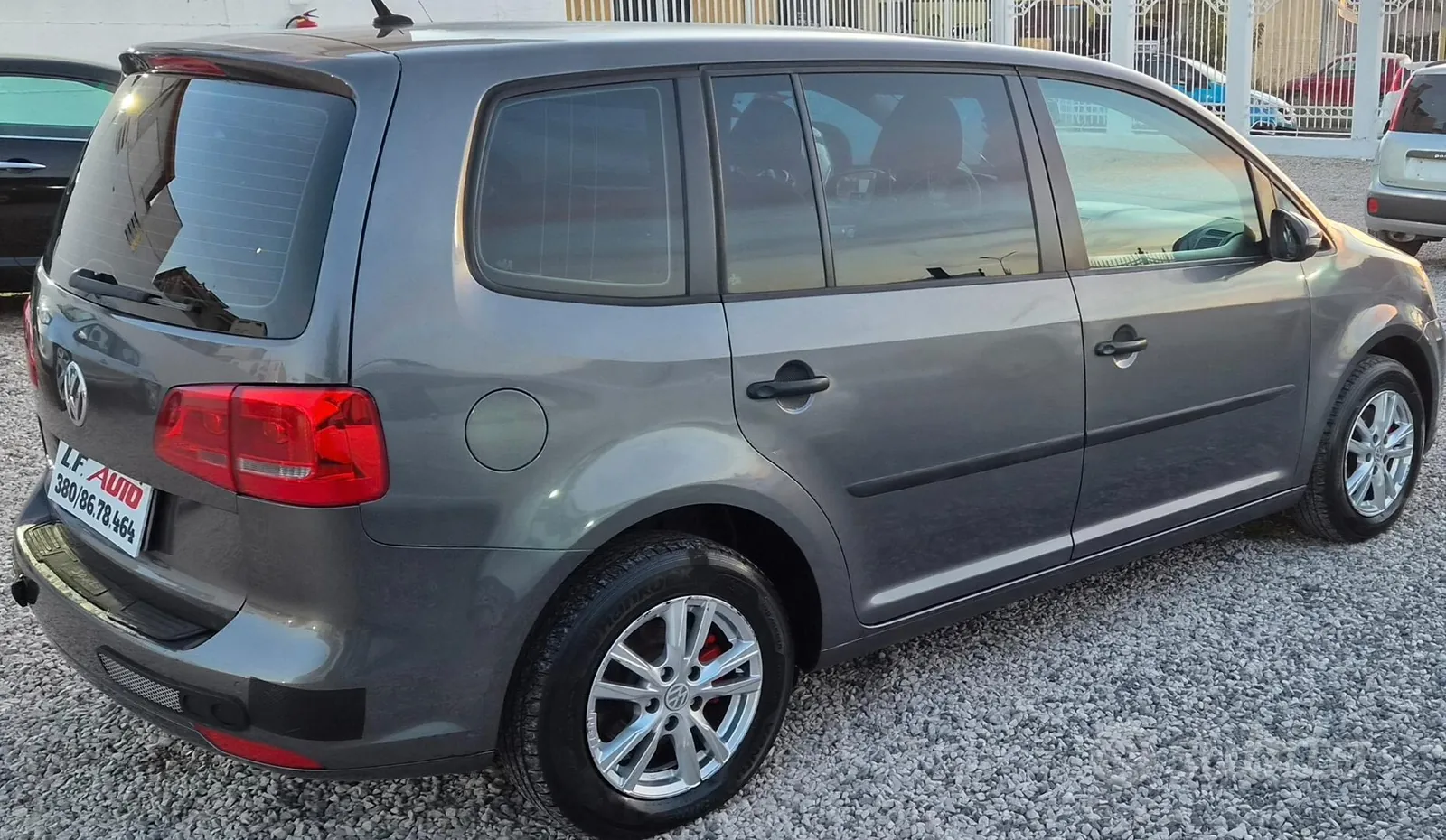 Volkswagen Touran 2011 photo 2