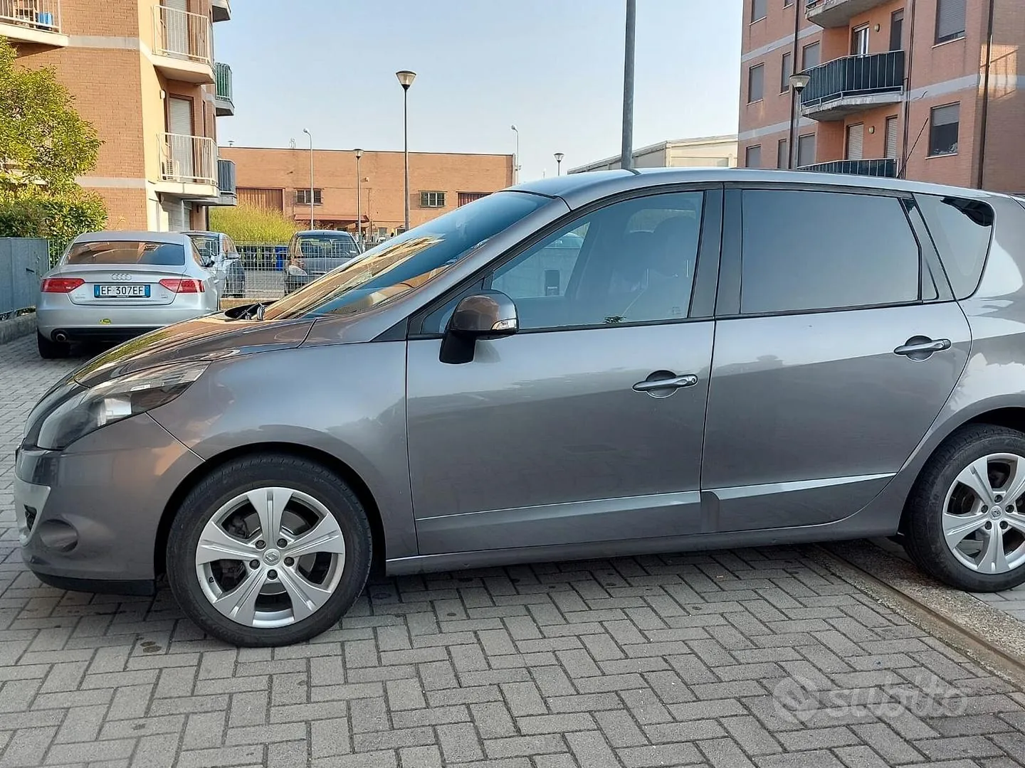 Renault Scenic 2011 photo 4