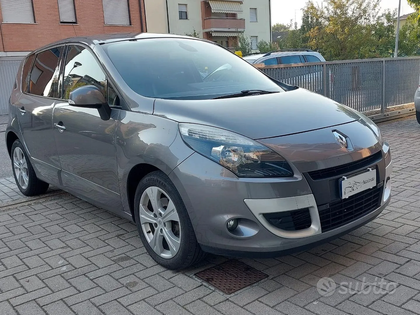 Renault Scenic 2011 photo 2