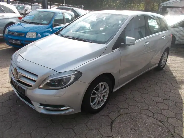 Mercedes-Benz B 180