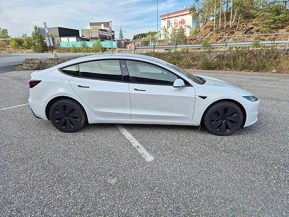 Tesla Model 3 2025 photo 4