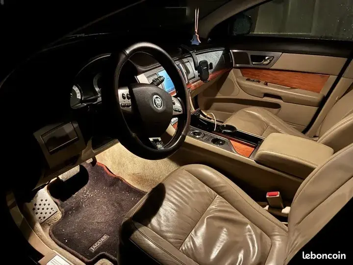 Jaguar Xf 2010 photo 3