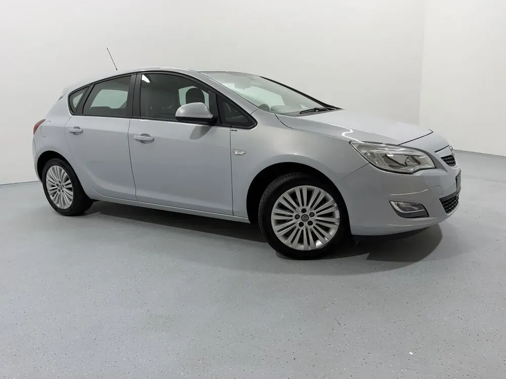 Opel Astra 2012 photo 2