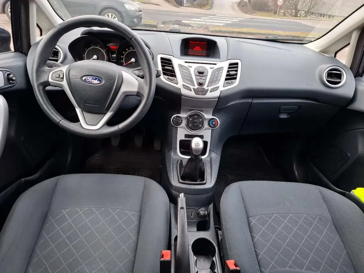 Ford Fiesta 2011 photo 3