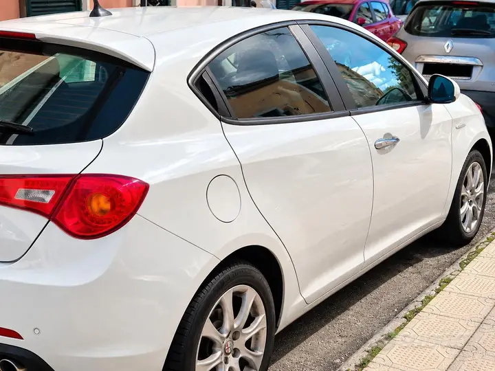 Alfa Romeo Giulietta 2011 photo 3