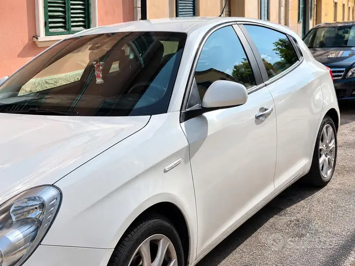 Alfa Romeo Giulietta 2011 photo 2