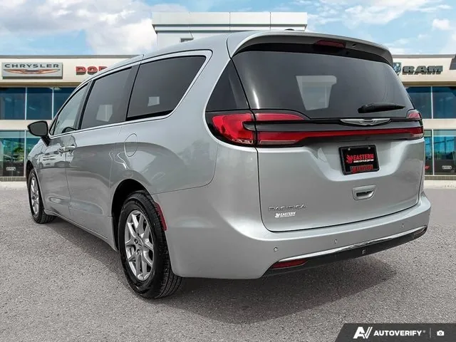 Chrysler Pacifica 2024 photo 3