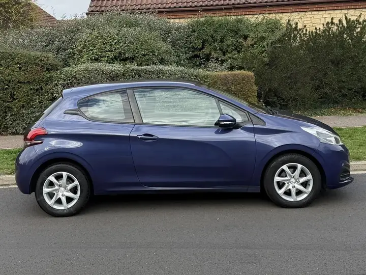 Peugeot 208 2016 photo 2