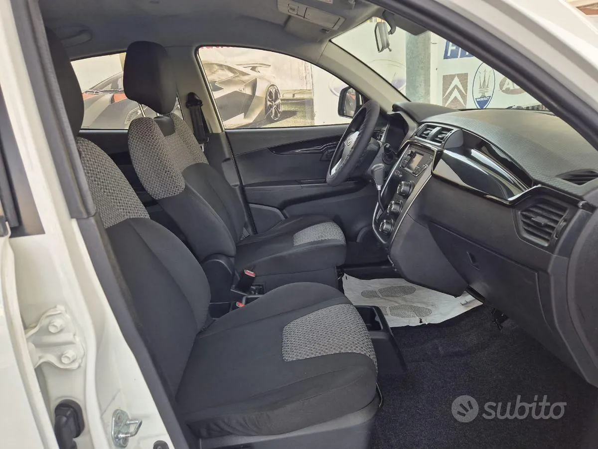 Mahindra Kuv100 2018 photo 4