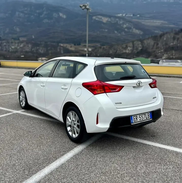 Toyota Auris 2013 photo 4