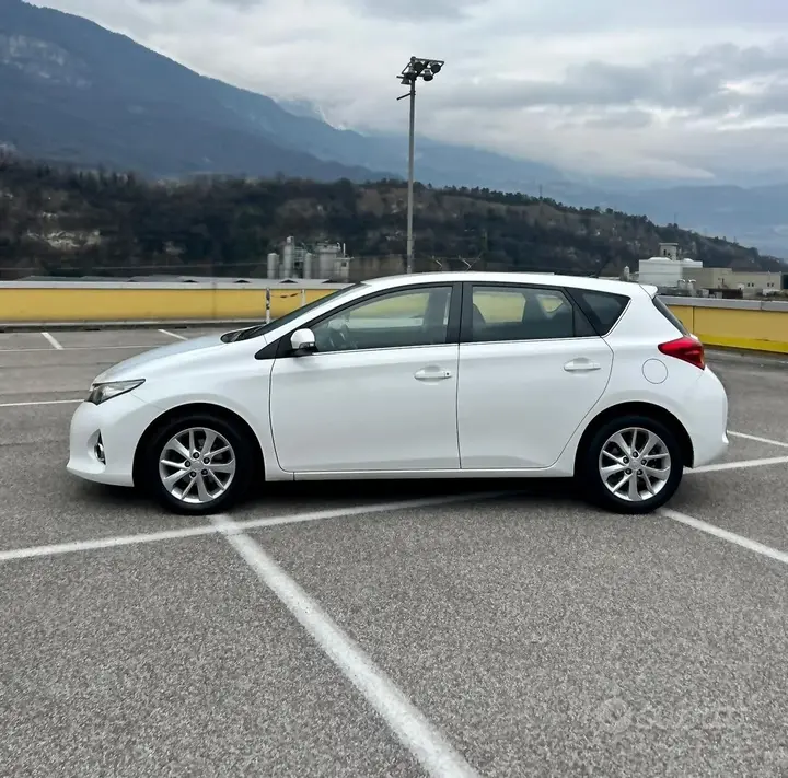 Toyota Auris 2013 photo 3