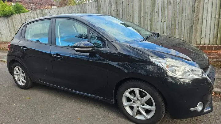 Peugeot 208 2014 photo 3