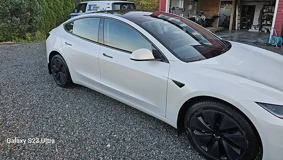 Tesla Model 3 2024 photo 2