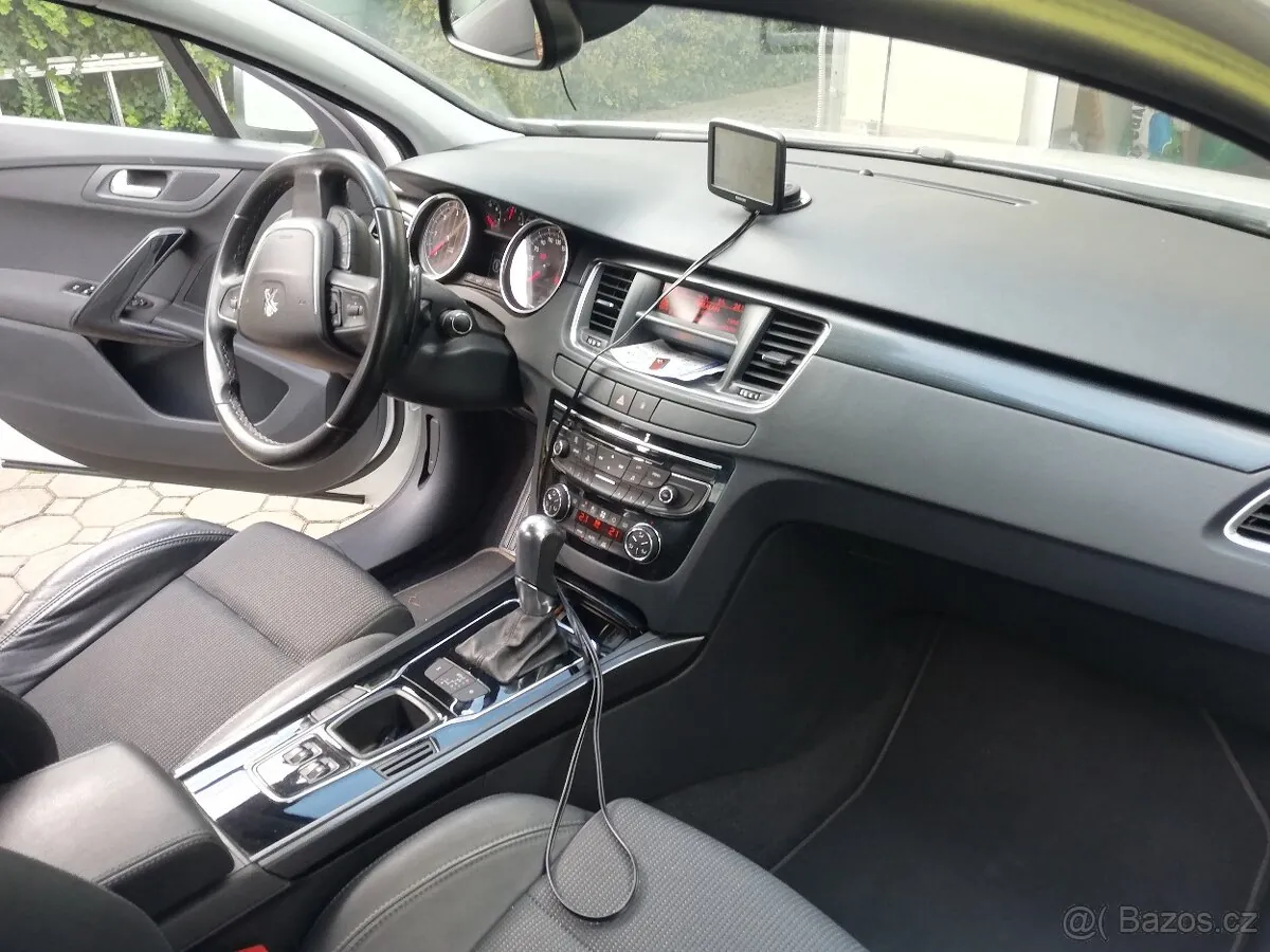 Peugeot 208 2012 photo 4