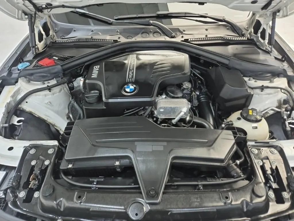 BMW 3 Series 2018 photo 5