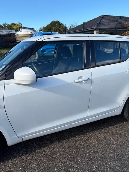Suzuki Swift 2010 photo 3