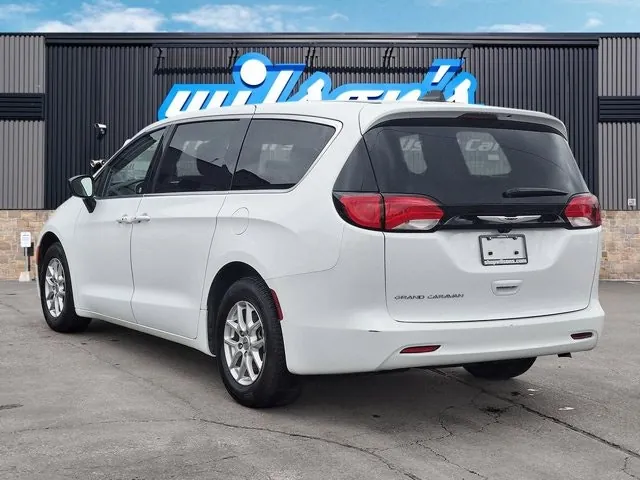 Chrysler Grand Caravan 2024 photo 3