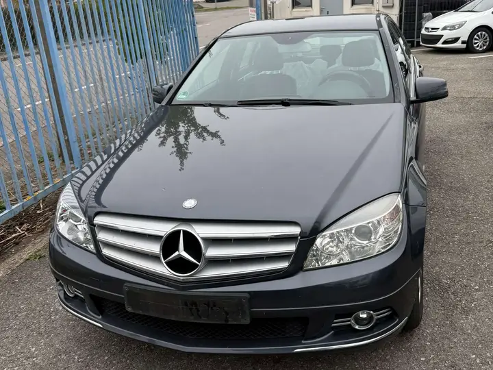 Mercedes-Benz C200 2010 photo 2