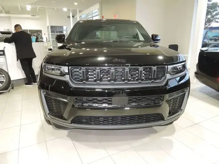 Jeep Grand Cherokee 2026 photo 2